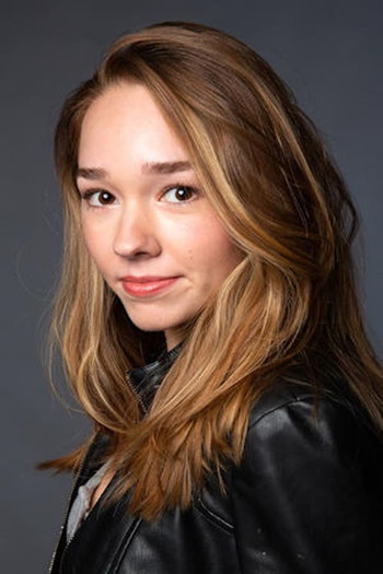 Photo of actress Holly Taylor