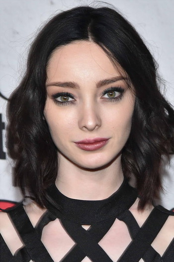 Photo of actress Emma Dumont