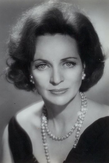 Photo of actress Beatrice Straight