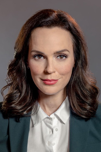 Photo of actress Erin Cahill