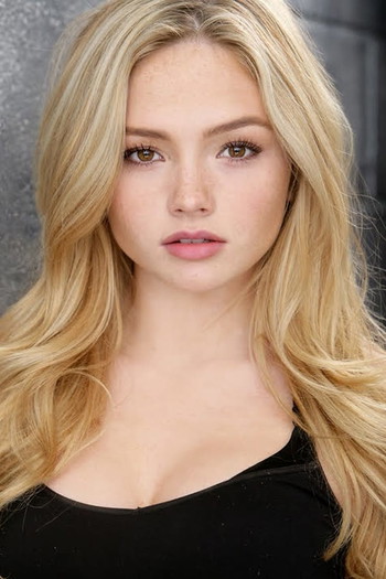 Photo of actress Natalie Alyn Lind