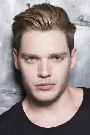 Фото актора Dominic Sherwood