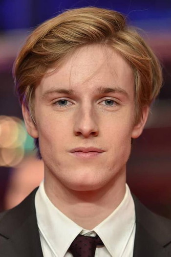 Photo of actor Louis Hofmann