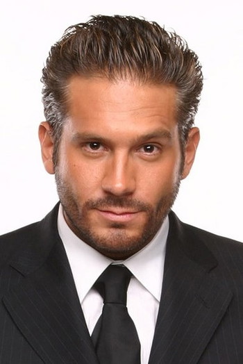 Photo of actor Arath de la Torre