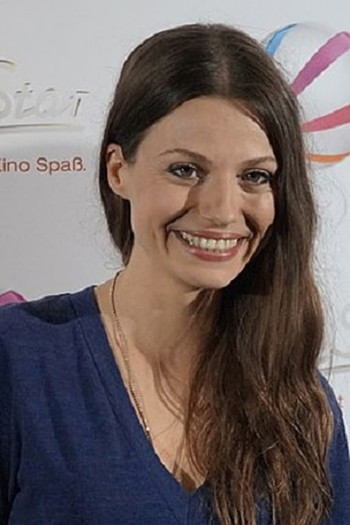 Photo of actress Julia Hartmann