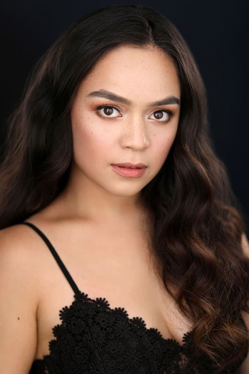 Photo of actress Kaitlyn Santa Juana