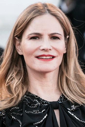 Photo of actress Jennifer Jason Leigh