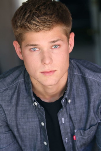 Photo of actor Mason Dye