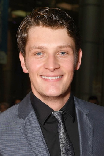 Photo of actor Brett Dier