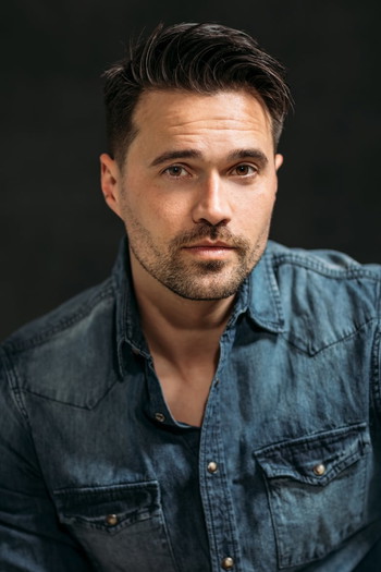 Photo of actor Brett Dalton