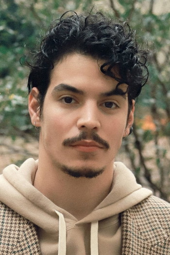 Photo of actor Aaron Domínguez