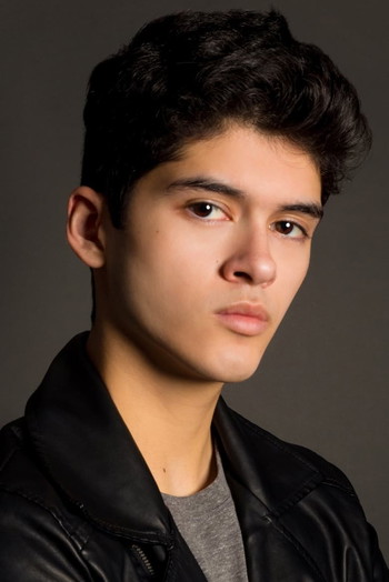 Photo of actor Max Pelayo