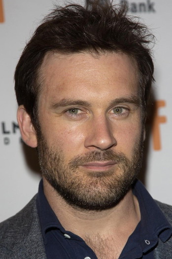 Photo of actor Clive Standen