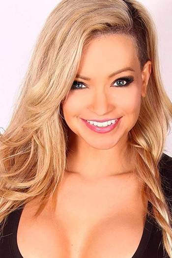 Photo of actress Mindy Robinson