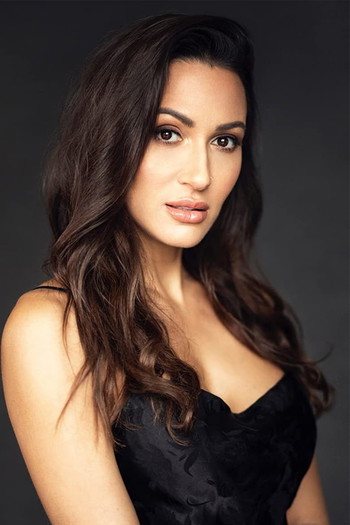 Photo of actress Sitara Hewitt