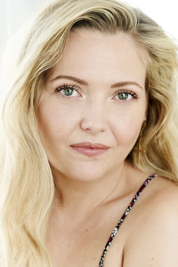 Photo of actress Hannah Lochner