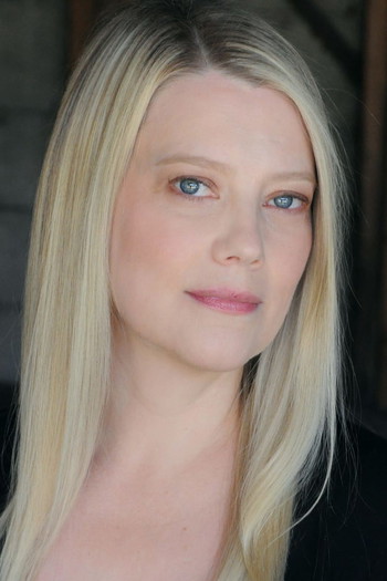 Photo of actress Kellie Overbey