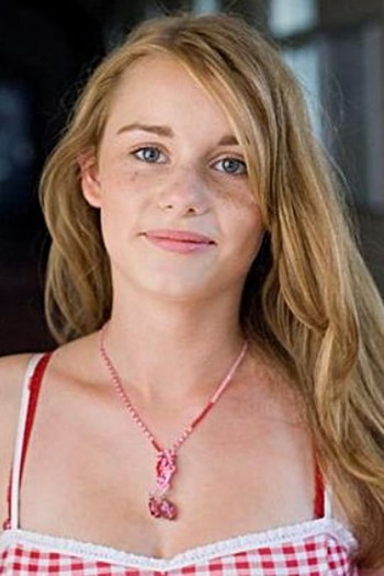 Photo of actress Anna Hausburg