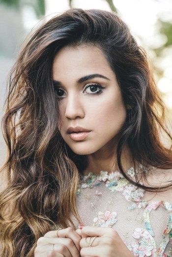 Photo of actress Summer Bishil