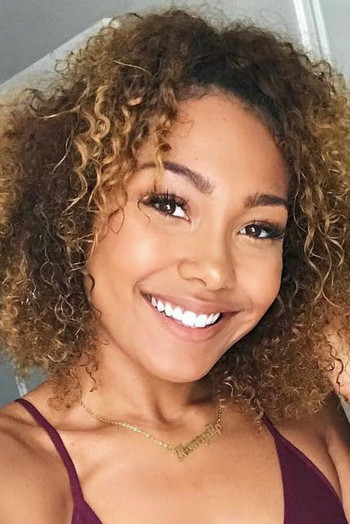 Photo of actress Parker McKenna Posey