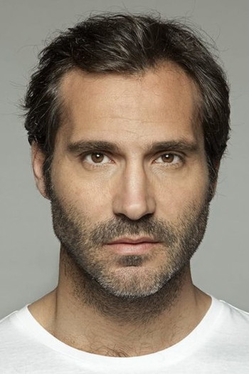 Photo of actor Bruno Lastra