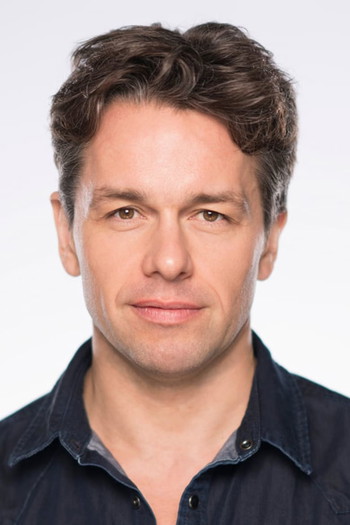 Photo of actor Julian Ovenden