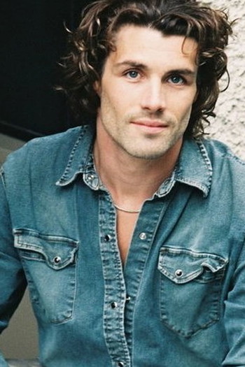 Photo of actor Aaron Grain