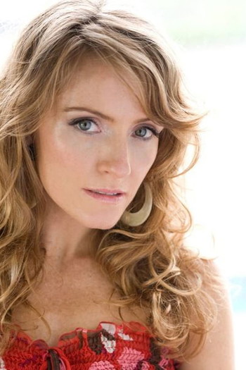 Фото актрисы Helene Joy