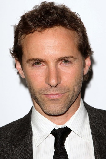 Photo of actor Alessandro Nivola