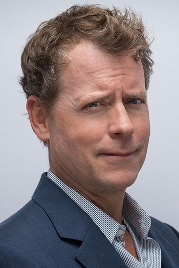 Photo of actor Greg Kinnear