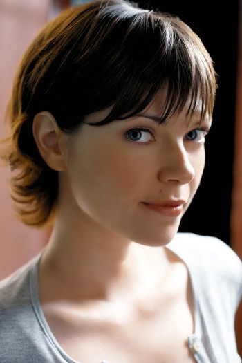 Photo of actress Nicole de Boer