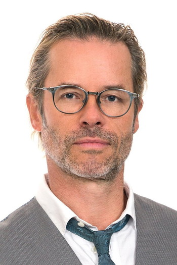 Photo of actor Guy Pearce