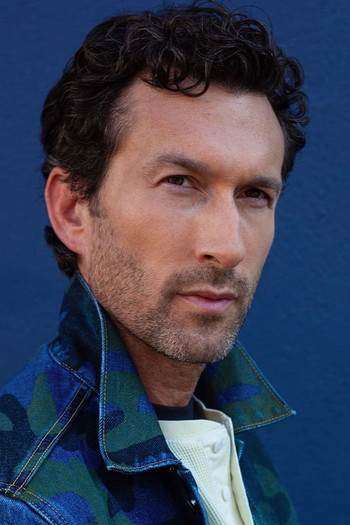 Photo of actor Aaron Lazar