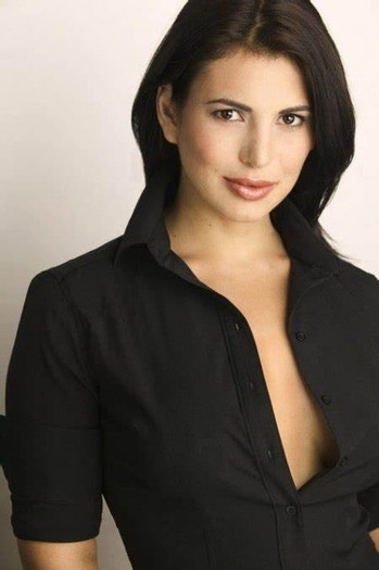 Photo of actor Andrea Leon