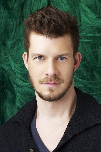 Photo of actor Eric Mabius