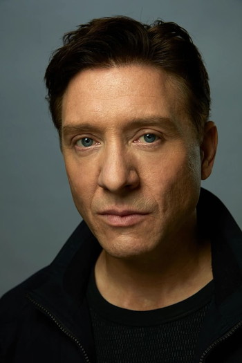 Photo of actor Shawn Doyle