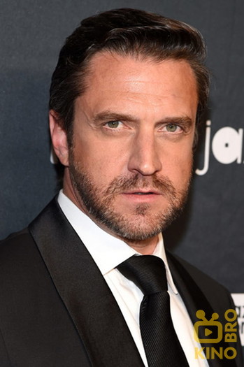 Photo of actor Raúl Esparza