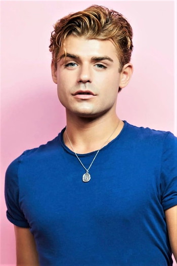 Фото актора Garrett Clayton