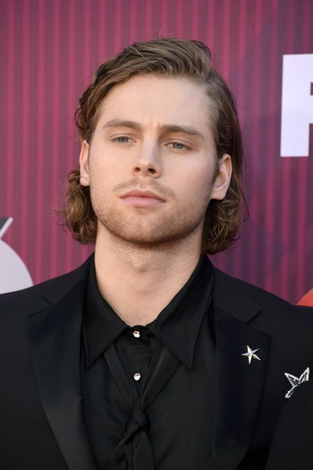 Photo of actor Luke Hemmings