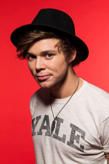 Photo of actor Ashton Irwin