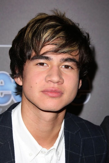 Photo of actor Calum Hood