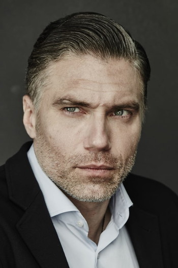 Photo of actor Anson Mount