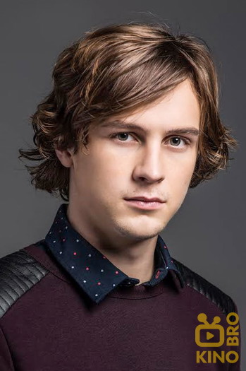 Photo of actor Logan Miller