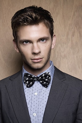 Photo of actor Devon Graye