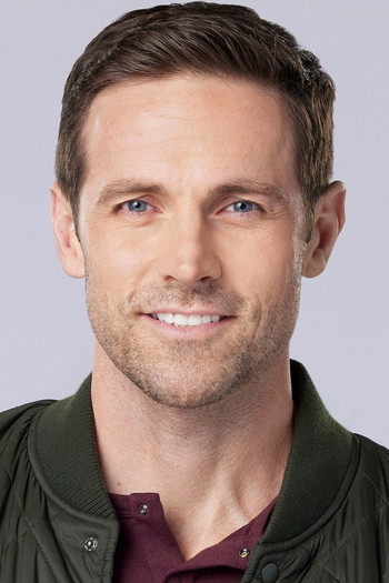 Photo of actor Dylan Bruce