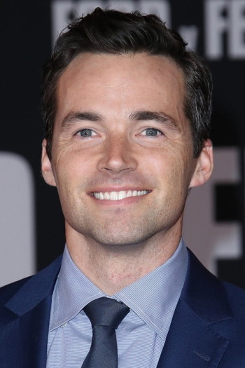 Photo of actor Ian Harding