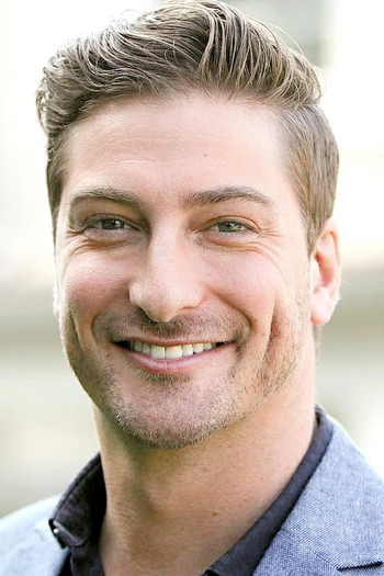 Photo of actor Daniel Lissing