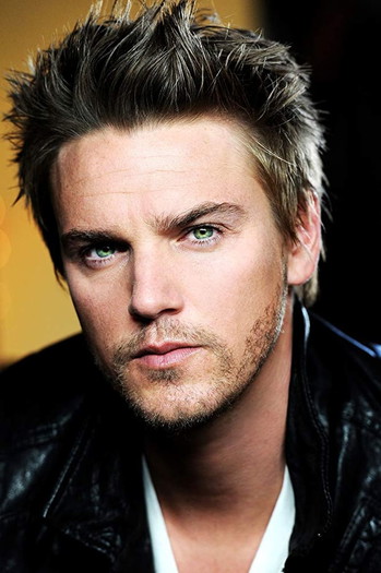 Photo of actor Riley Smith