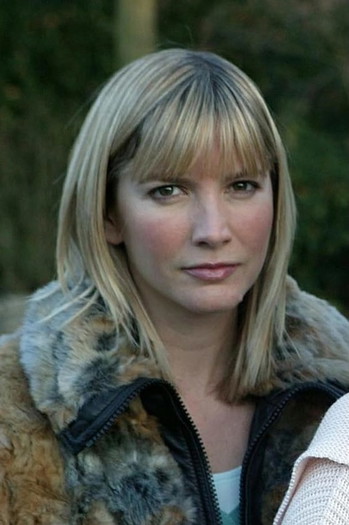 Photo of actress Lisa Faulkner