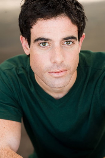 Photo of actor Aaron Michael Metchik